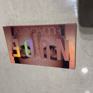 Huda beauty new nude palette
